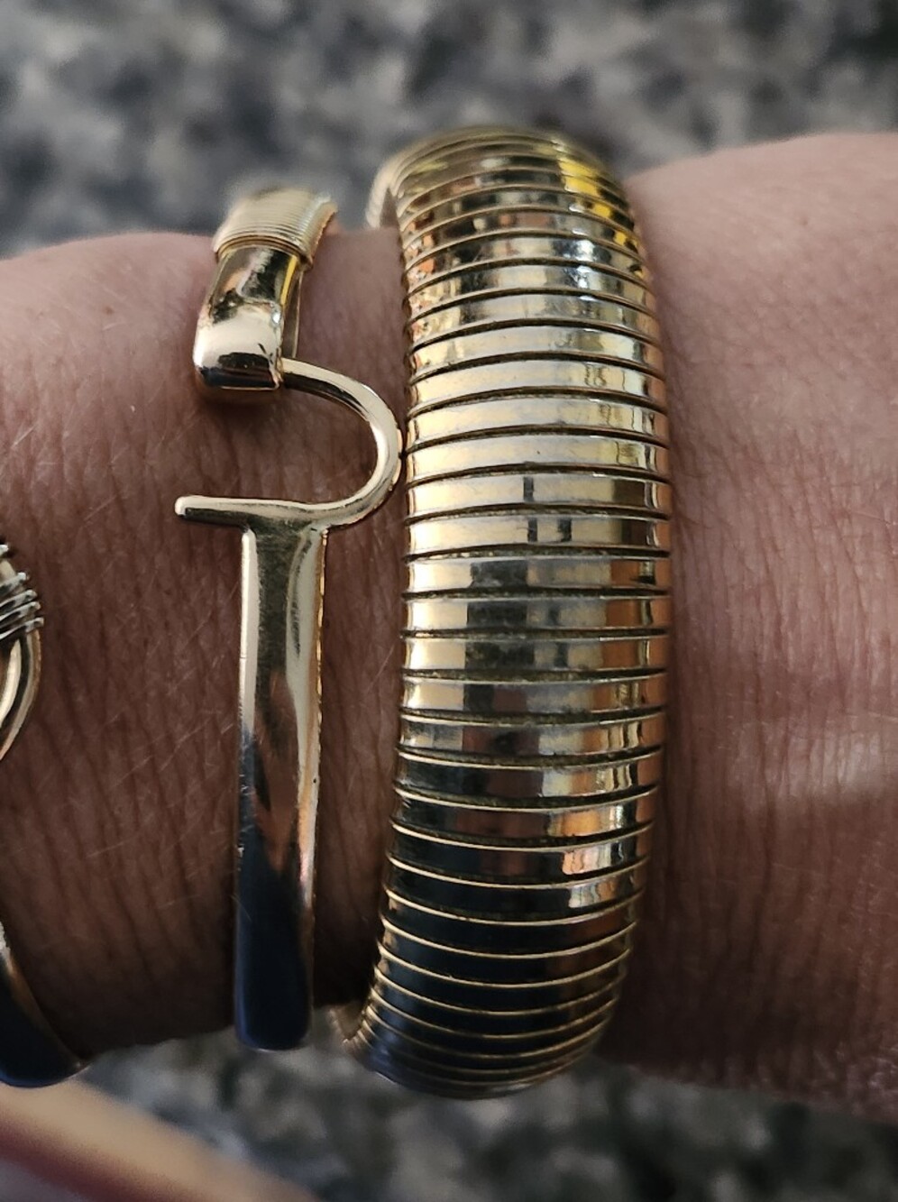 Elegant Gold Tone Ribbed Stretch Bangle Bracelet - Picture 7 of 12